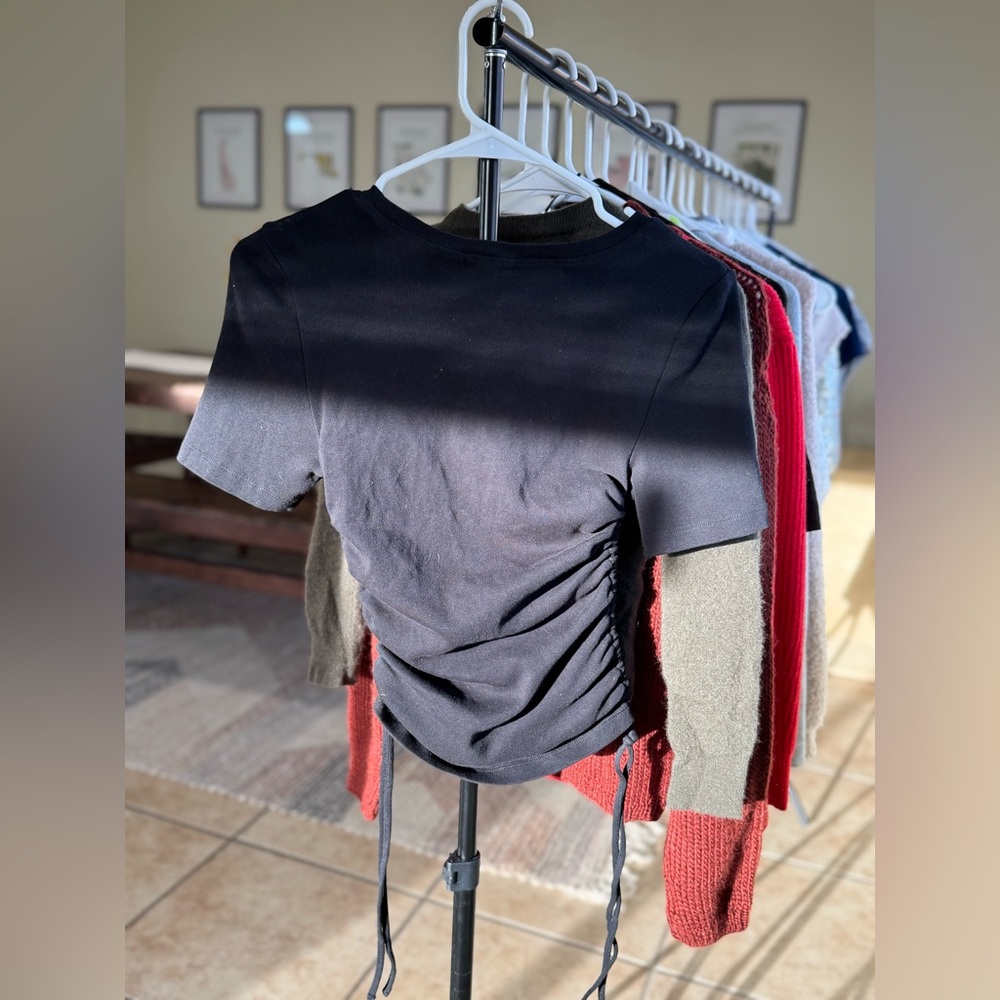 Good American Black Short Sleeve Ruched Tee - Picture 3 of 6